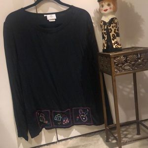 Hot  cottonlong sleeve shirt with 3 embroidered pocketbooks along the hem. L